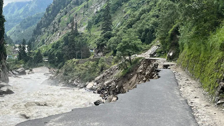 ऊपर से दरका पहाड़, नीचे से खिसकी जमीन – गंगनानी से सुक्खी टॉप तक तबाही का मंजर