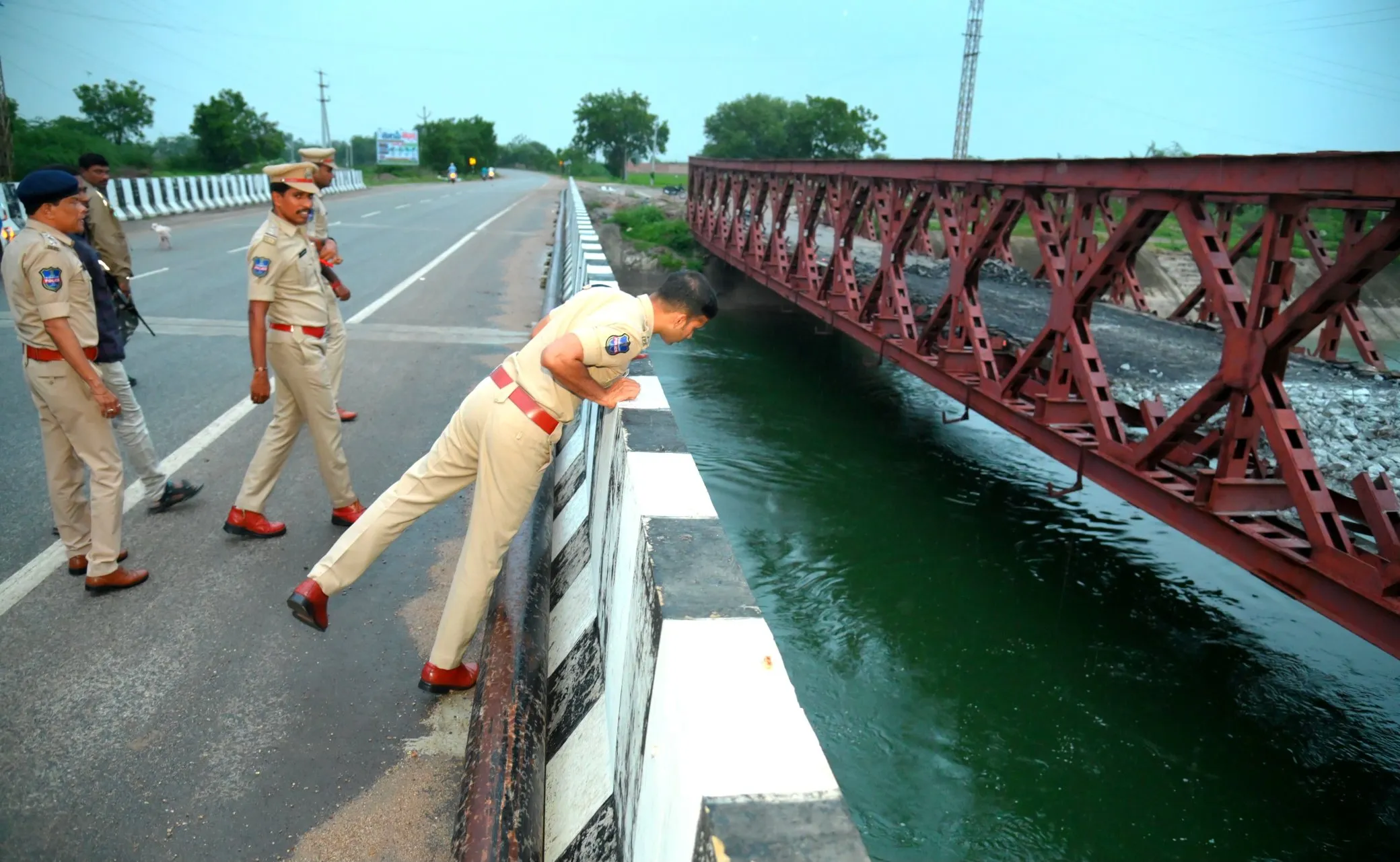 सुनी रह गई भाई की कलाई – रक्षाबंधन पर प्रशासन की लापरवाही से भाई की दर्दनाक मौत