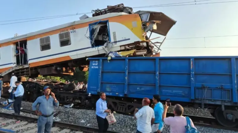 Bilaspur Train Accident: मौत की पटरियों पर हड़कंप, बिलासपुर में टकराईं दो ट्रेनें, मचा हाहाकार!