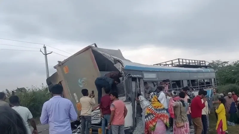 Telangana bus accident: एक पल में 19 जिंदगियाँ खत्म! कैसे चेवेला की सड़क बनी मौत का मैदान