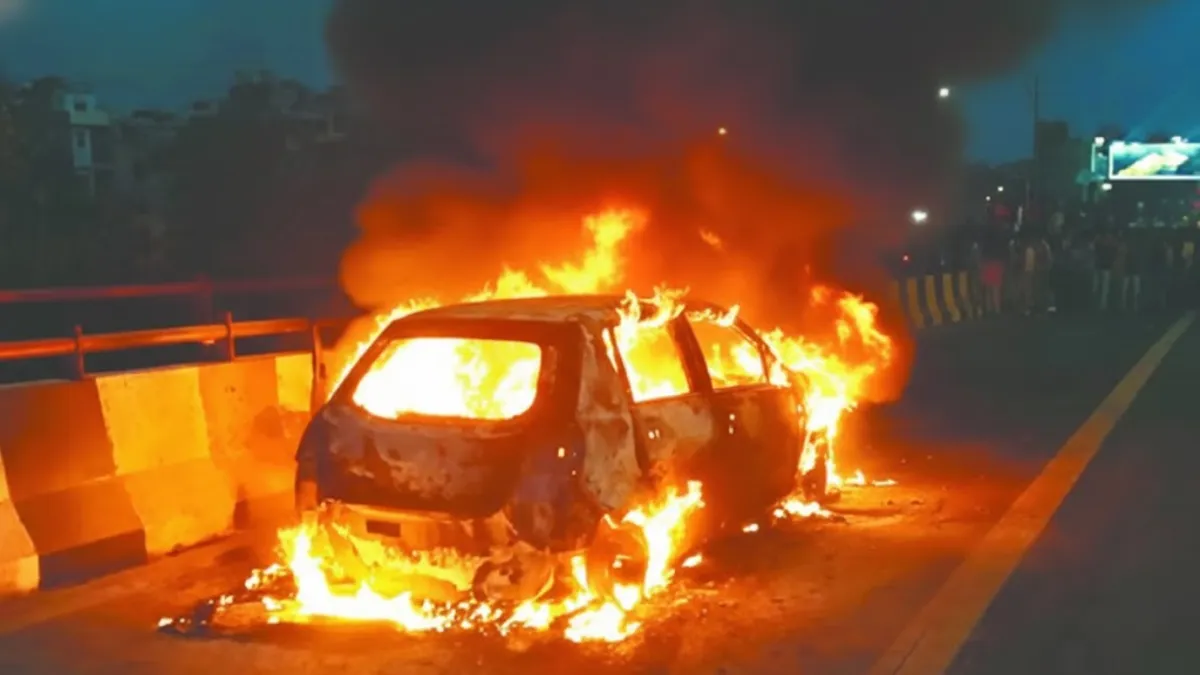 दिल्ली में लालकिले के पास धमाका: कार में ब्लास्ट के बाद 3 गाड़ियों में लगी आग, लोगों में मचा हड़कंप lalkila ke pass agg ka keher