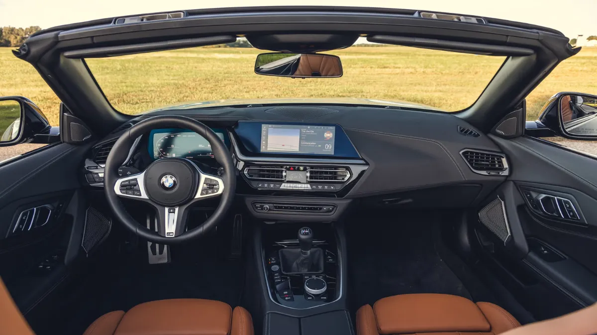 BMW Z4 वो स्पोर्ट्स कार जो सड़क को थिएटर बना देती है जिसकी लक्ज़री और फीचर्स देख आप भी रह जायेगे हैरान