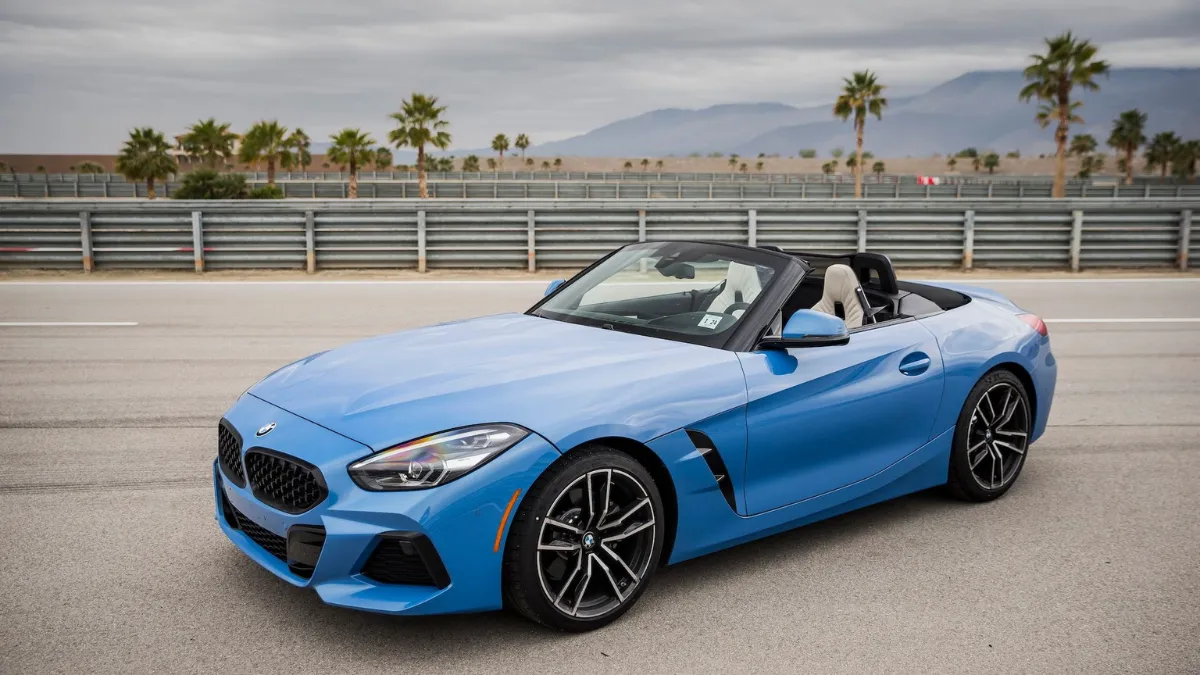 BMW Z4 वो स्पोर्ट्स कार जो सड़क को थिएटर बना देती है जिसकी लक्ज़री और फीचर्स देख आप भी रह जायेगे हैरान