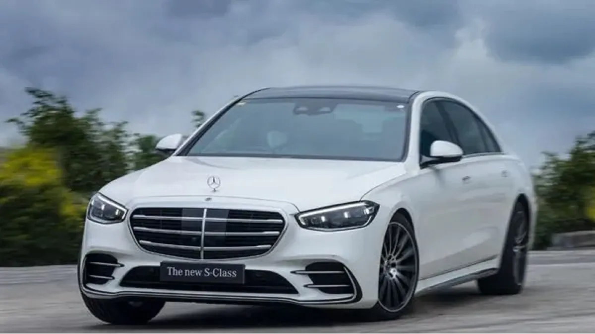 मर्सिडीज एस-क्लास शानदार लग्जरी, रियल-वर्ल्ड ड्राइविंग के साथ
