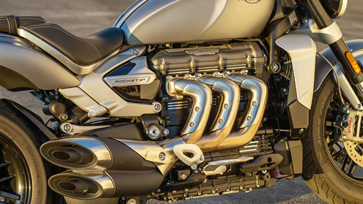 Triumph Rocket 3 ये तो चलता-फिरता तूफ़ान है जब बाइक नहीं, ज्वालामुखी सड़क पर उतरता है!