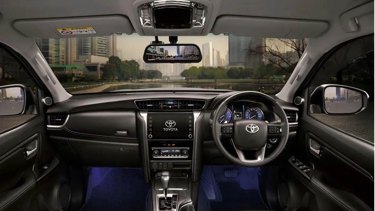 देखते ही दिल जीत ले – Toyota Fortuner Legender का दमदार और स्टाइलिश लुक