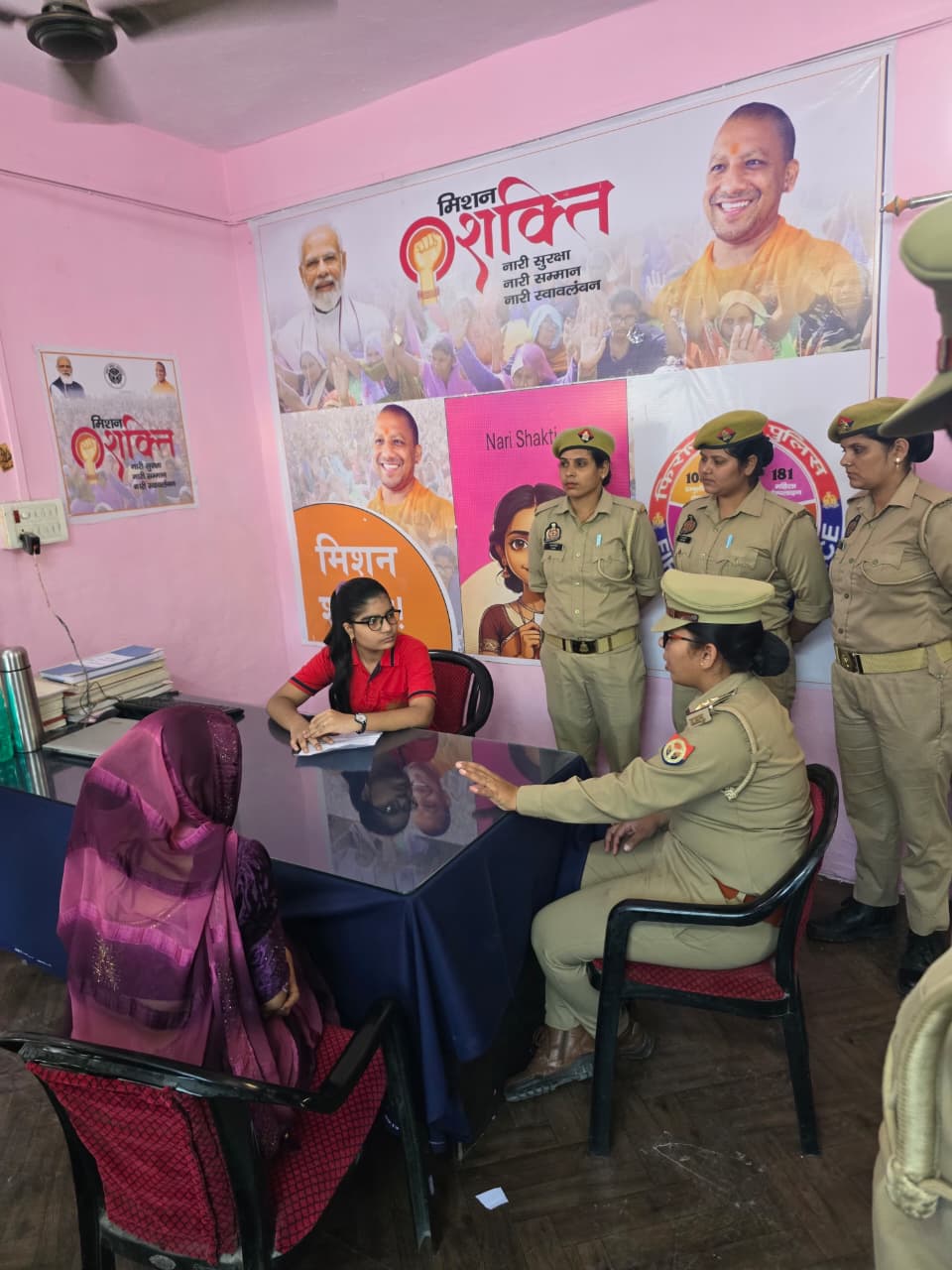 Firozabad News: मिशन शक्ति के तहत डीपीएस की छात्रा स्नेहा शर्मा बनीं एक दिन की थाना प्रभारी