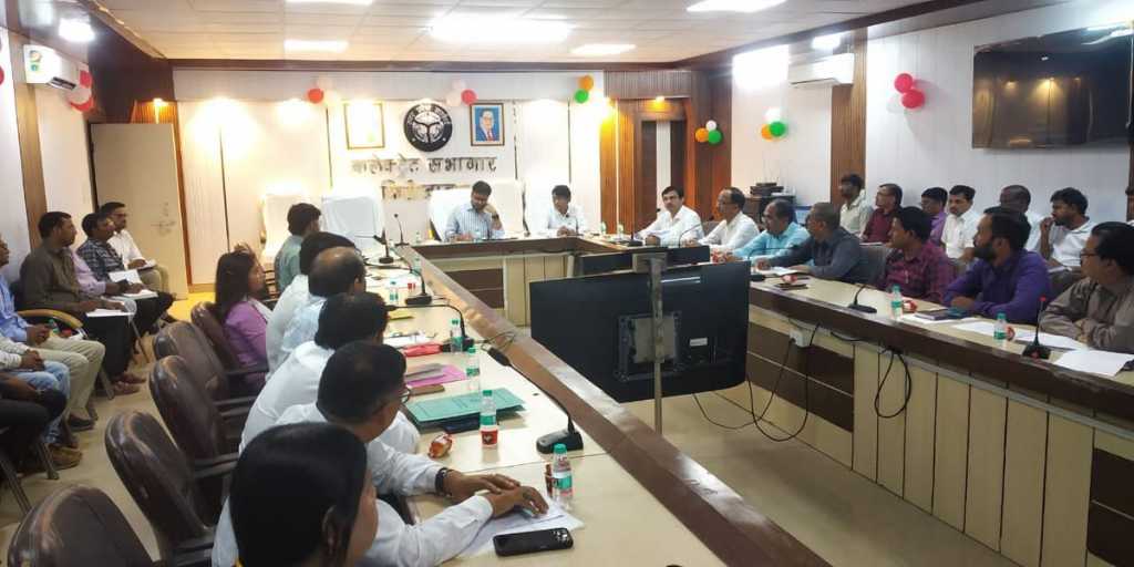 Firozabad News: प्रोजेक्ट अलंकार के तहत संचालित योजनाओं की समीक्षा बैठक संपन्न, जिलाधिकारी ने दिए आवश्यक दिशा निर्देश